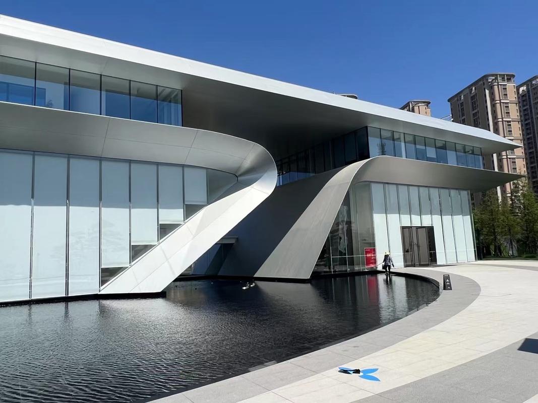 氟碳铝单板 轻盈的建筑装饰选择——让建筑轻装上阵，美得毫不费力